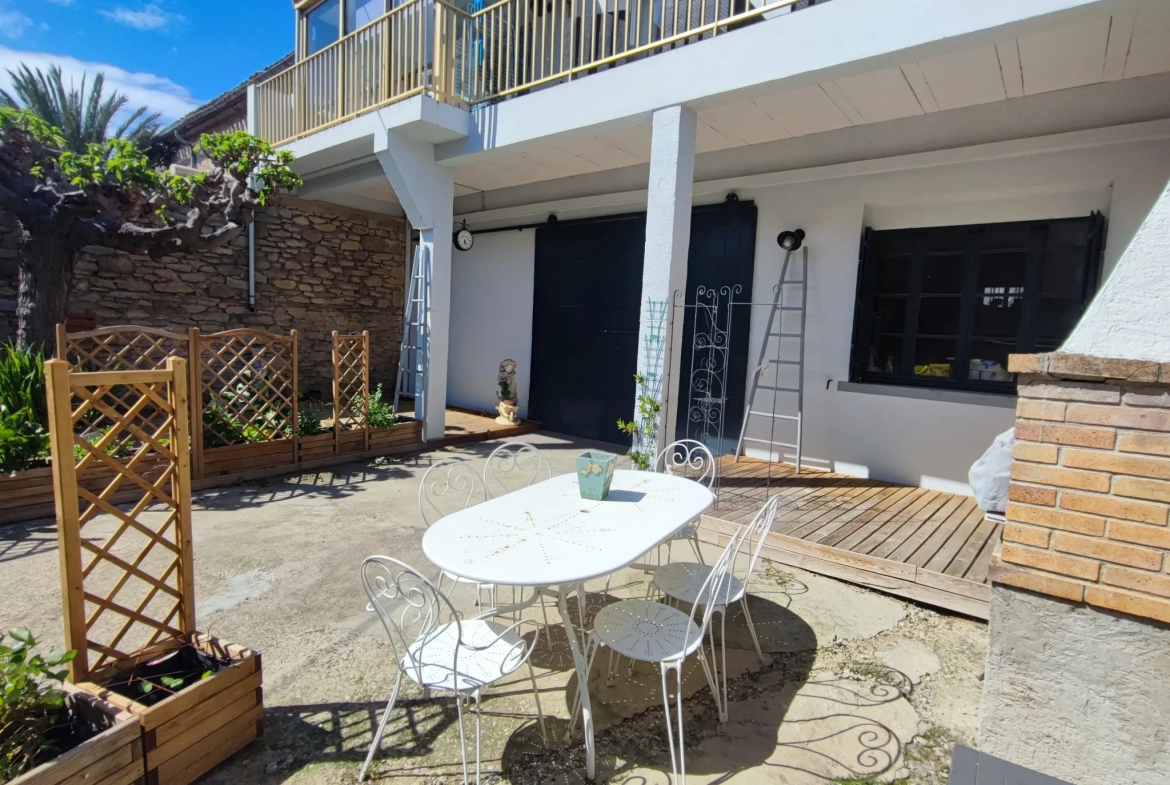 Maison rénovée avec cour, garage et terrasse à Azille 