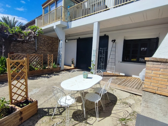 Maison rénovée avec cour, garage et terrasse à Azille