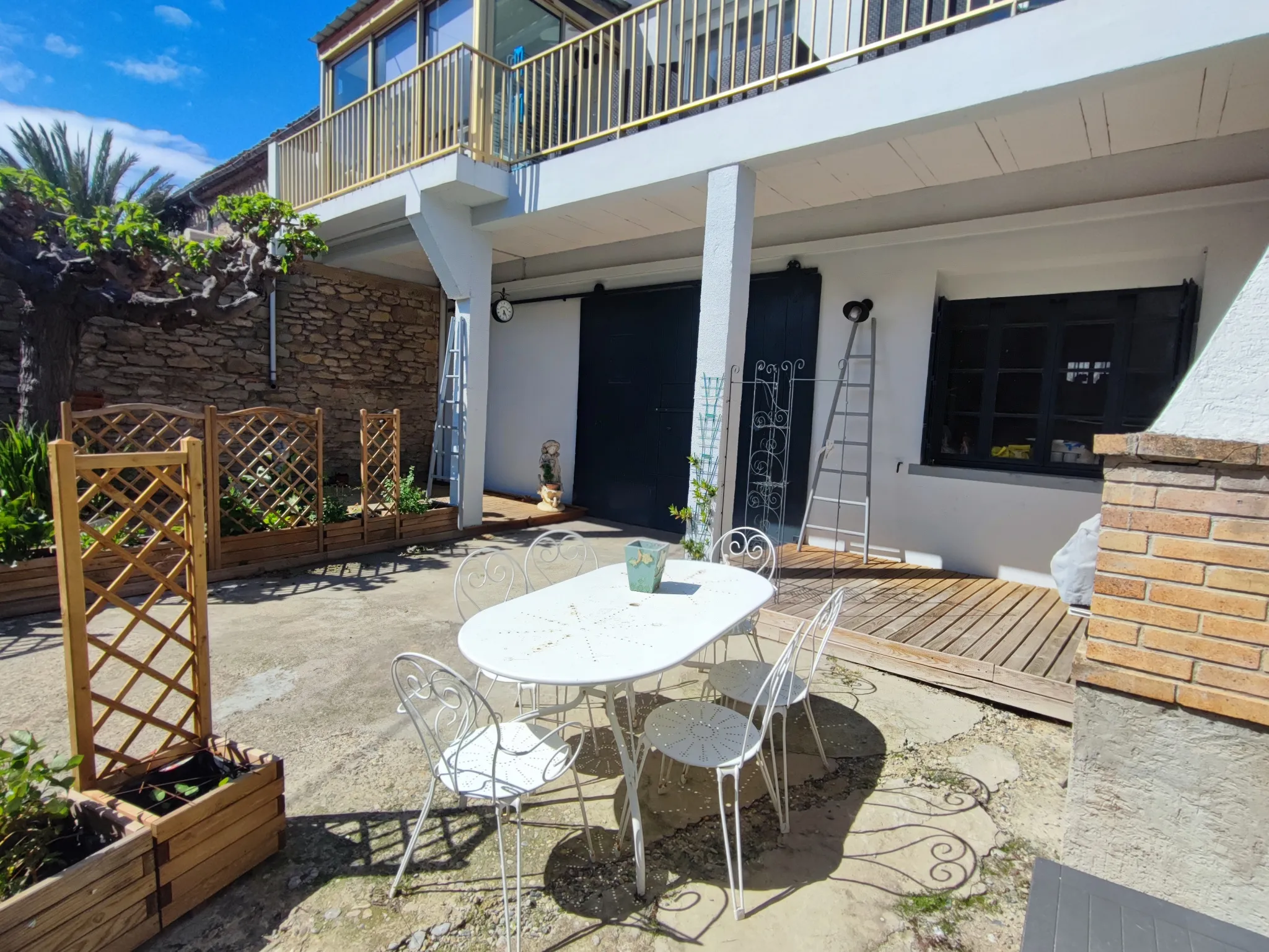 Maison rénovée avec cour, garage et terrasse à Azille 