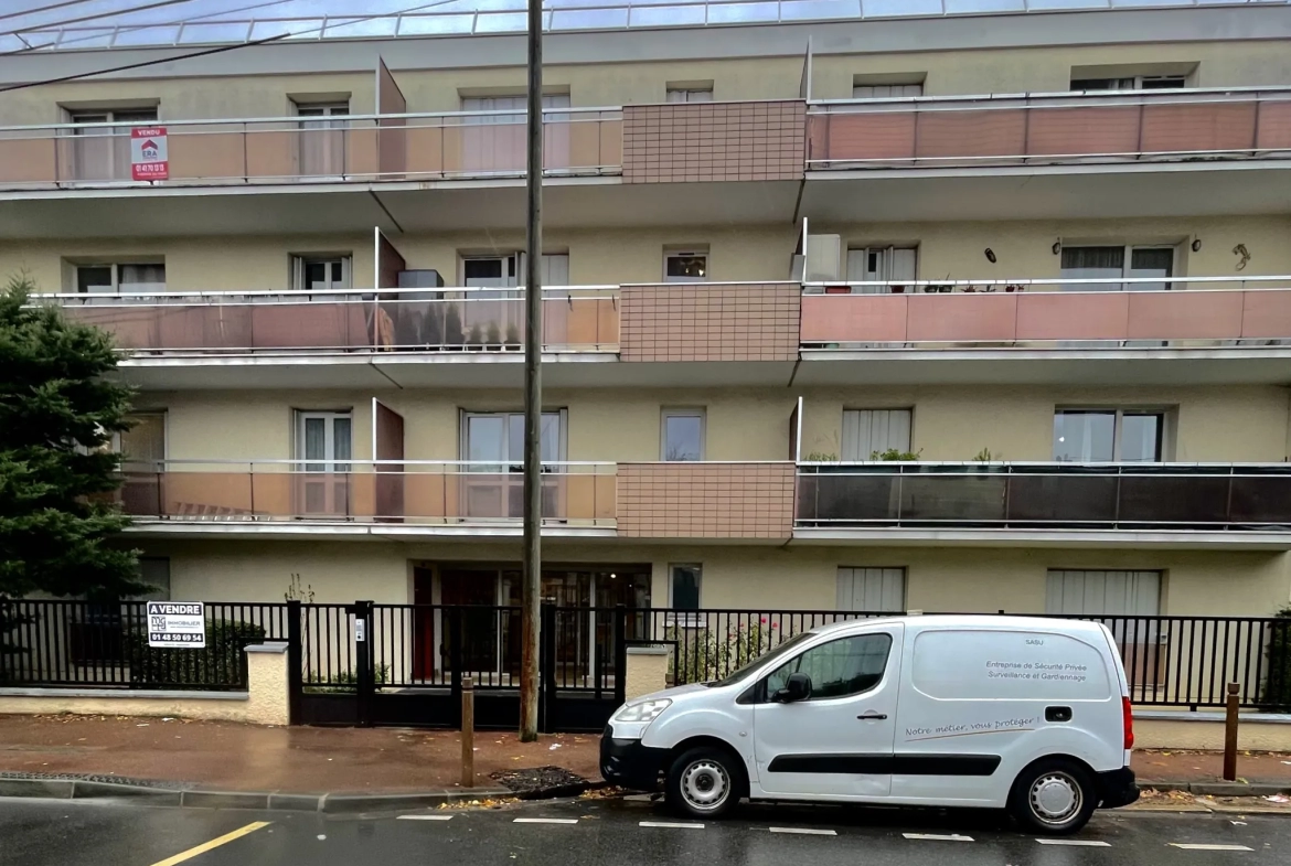 Appartement F2 à Livry-Gargan avec cave et parking 