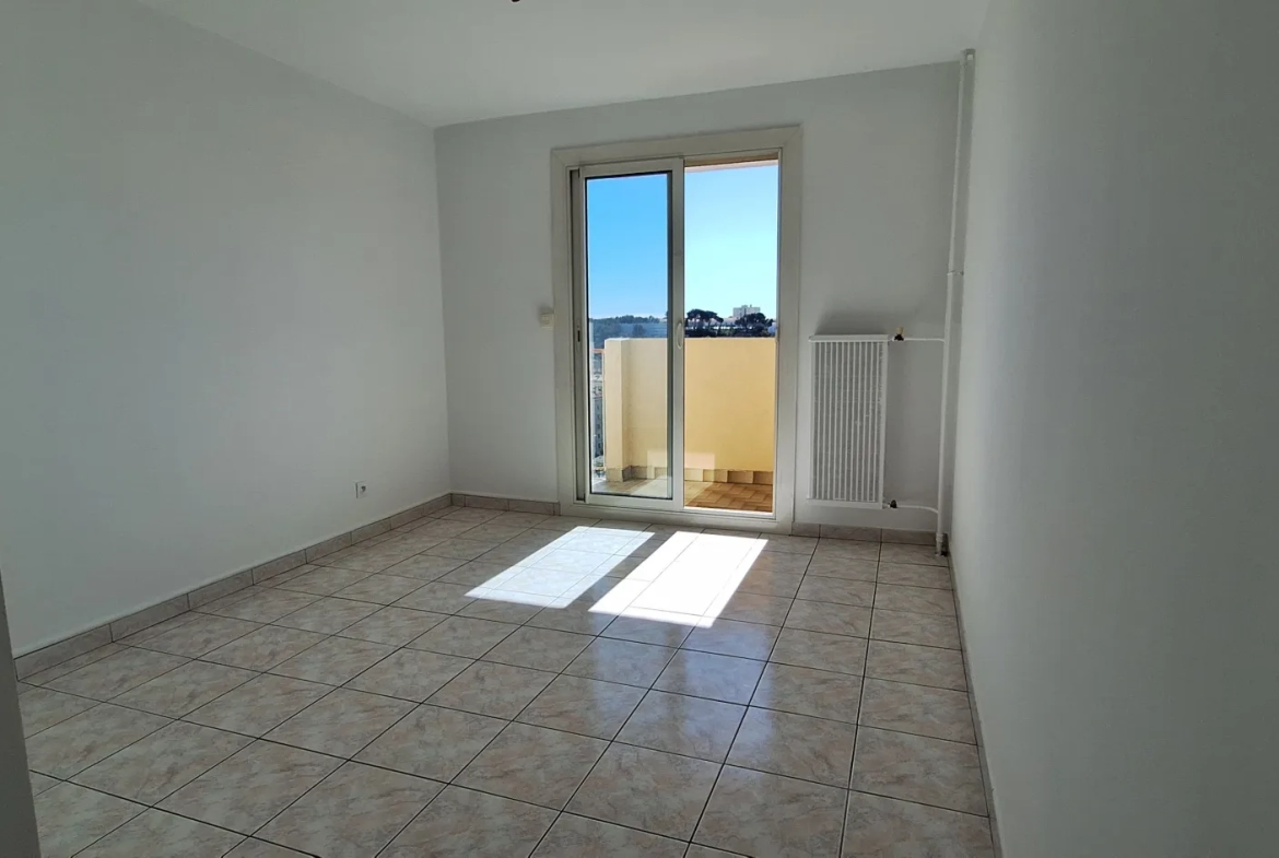 Appartement rénové avec vue sur le Mourillon et le Faron à Toulon 