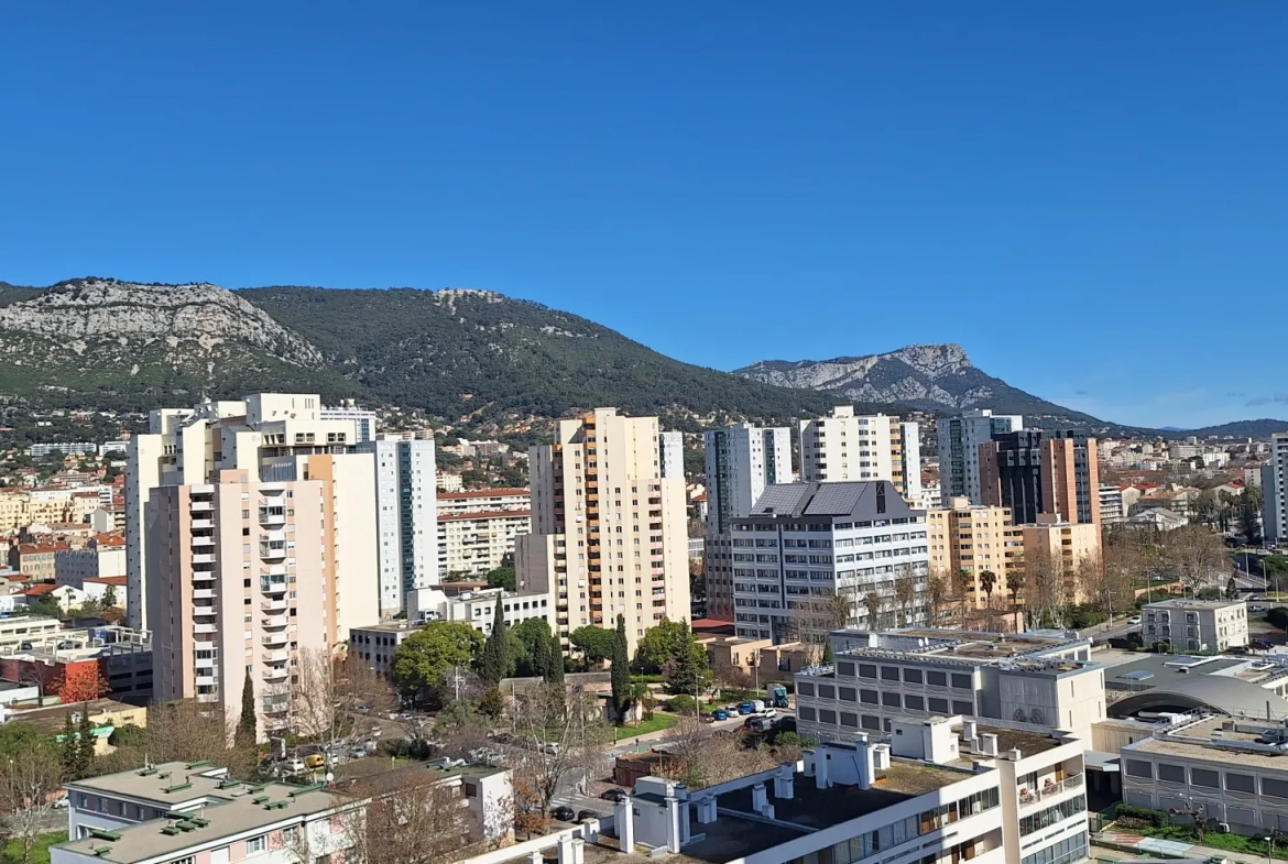 Appartement rénové avec vue sur le Mourillon et le Faron à Toulon 