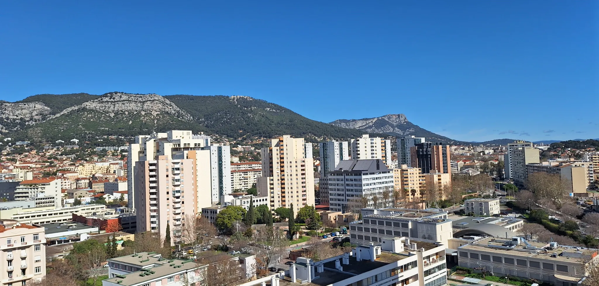 Appartement rénové avec vue sur le Mourillon et le Faron à Toulon 