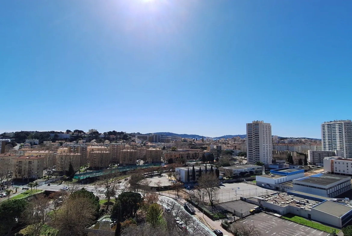 Appartement rénové avec vue sur le Mourillon et le Faron à Toulon 