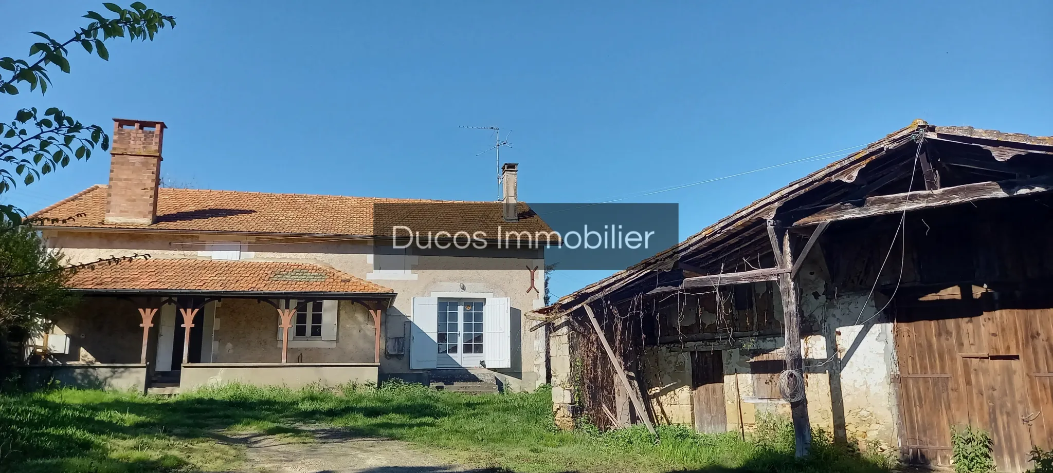 Maison en pierre habitable avec un potentiel intéressant 