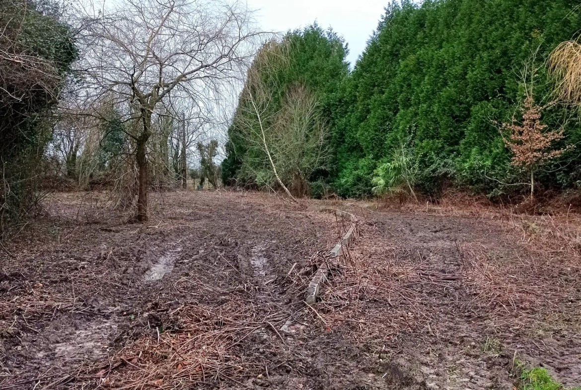 Terrain constructible de 1845m2 à Meulles, Calvados 