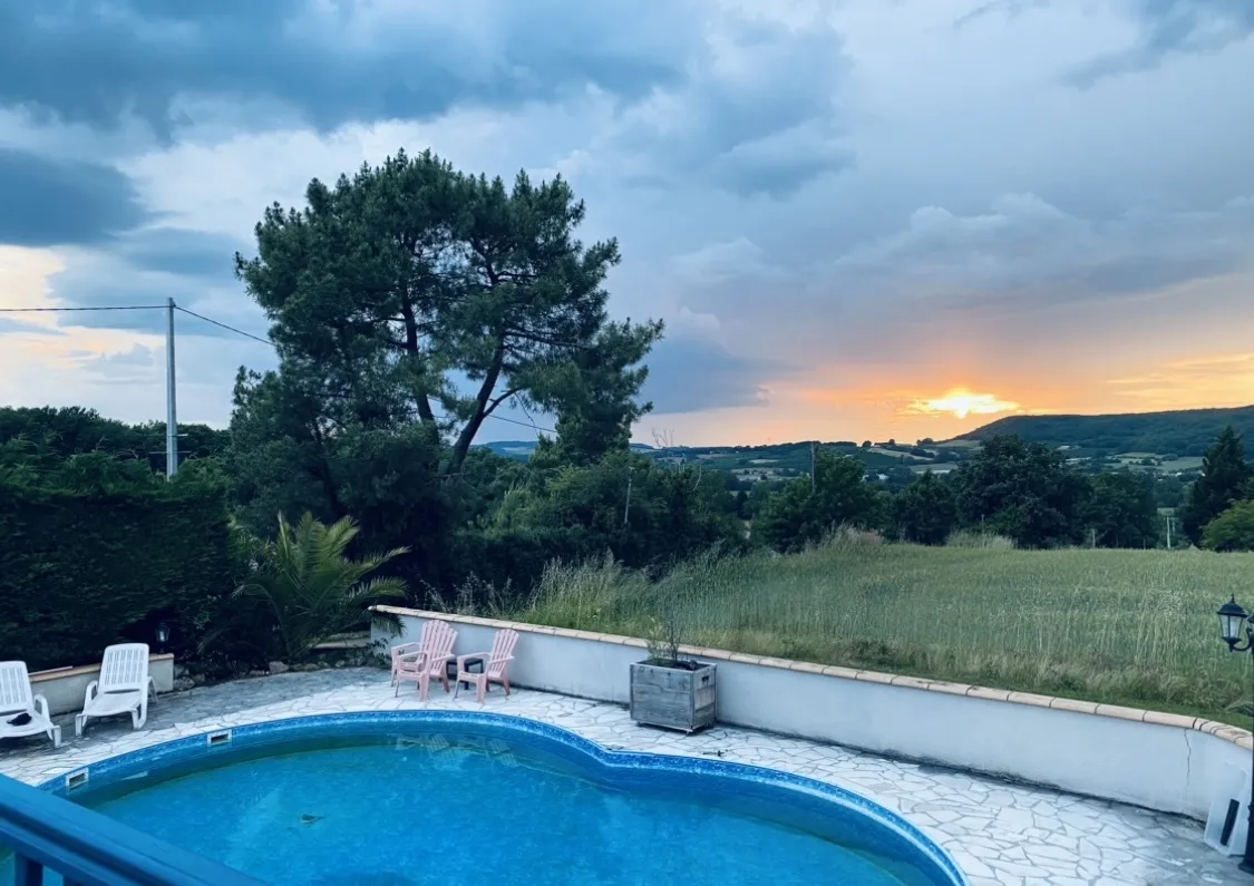 Maison à Trémons avec 5 chambres, gîte indépendant et piscine 