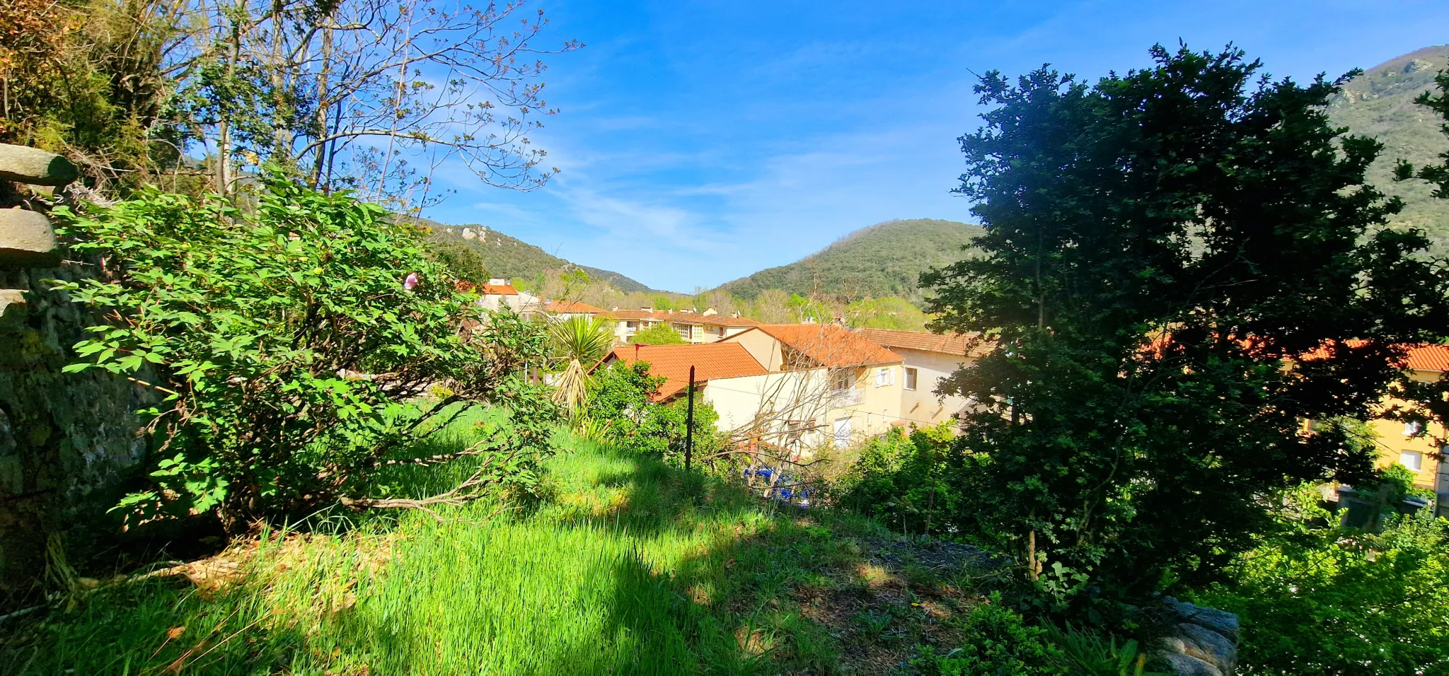 Ensemble Maison T4 avec Jardin et Immeuble de 6 Studios à Rénover 