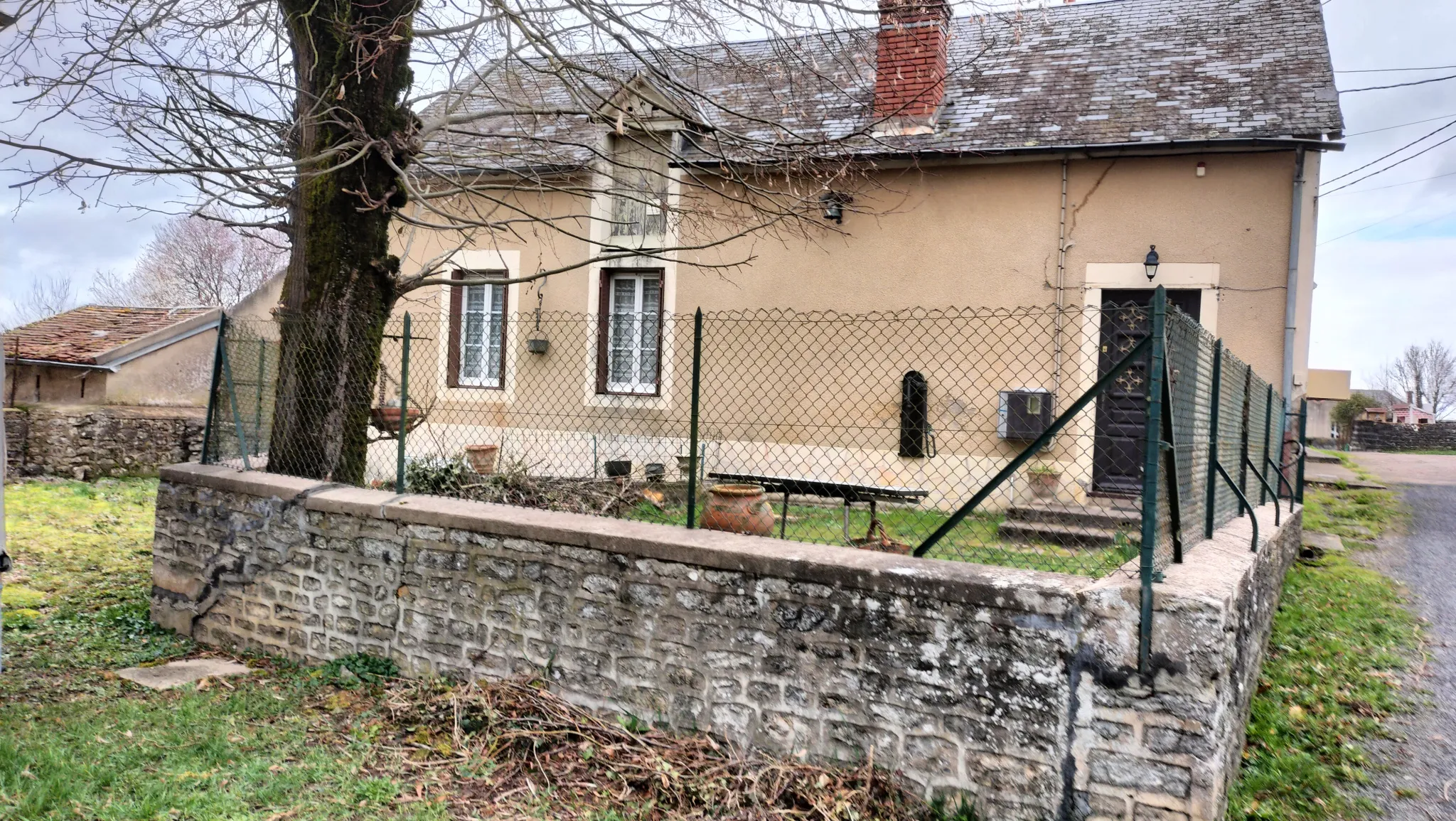 Maison de village à Alluy avec jardin 