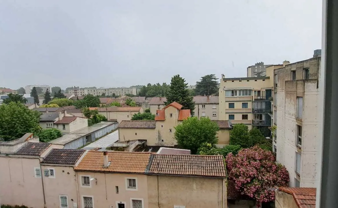 Appartement rénové à Avignon 84000 avec vue dégagée 