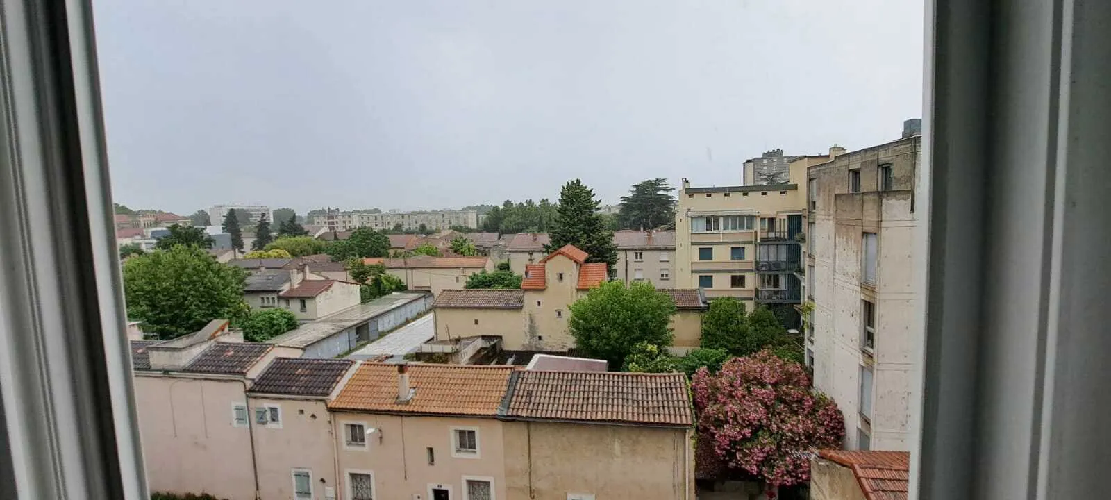 Appartement rénové à Avignon 84000 avec vue dégagée 