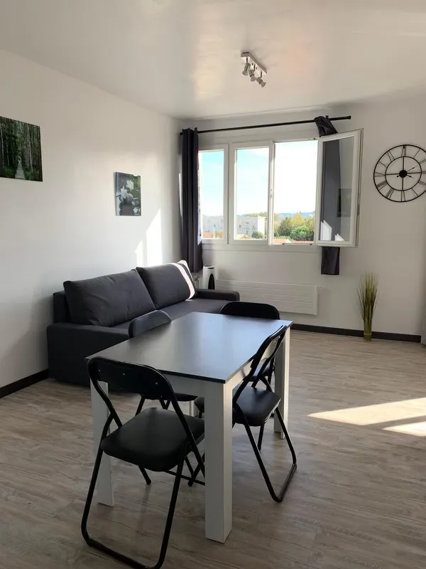 Appartement rénové à Avignon 84000 avec vue dégagée 