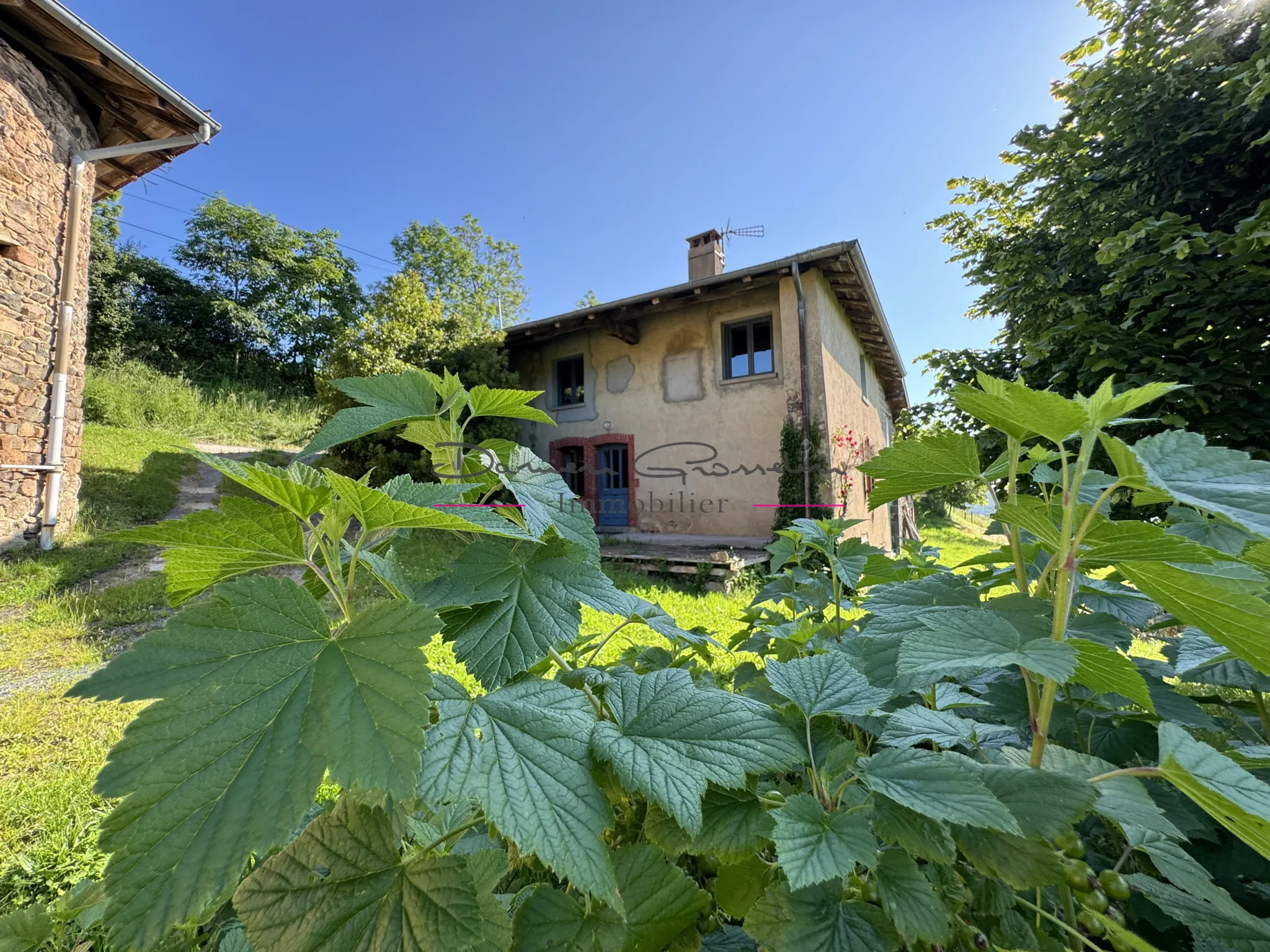 Charmante maison en pierre avec vue dégagée 