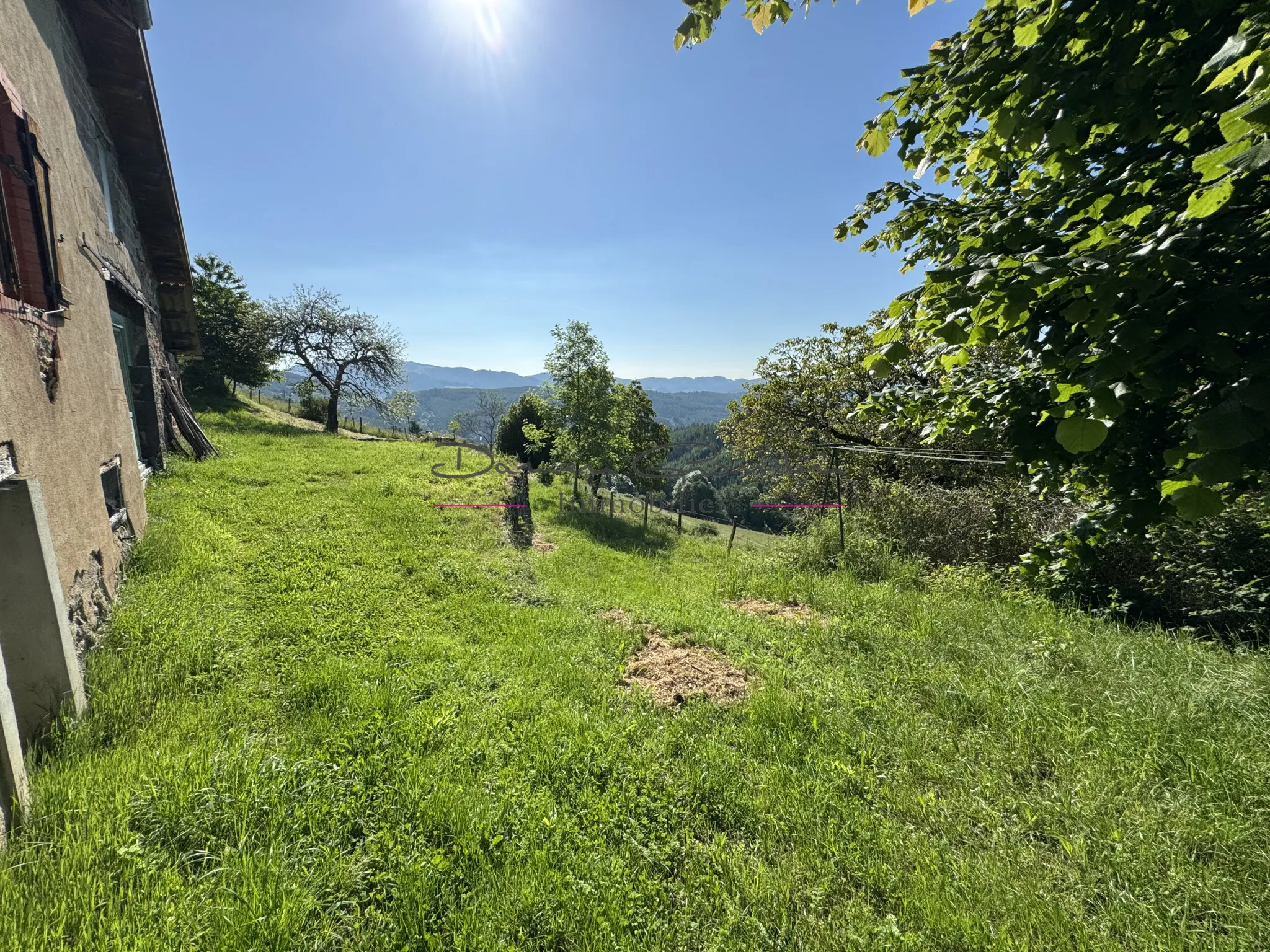 Charmante maison en pierre avec vue dégagée 