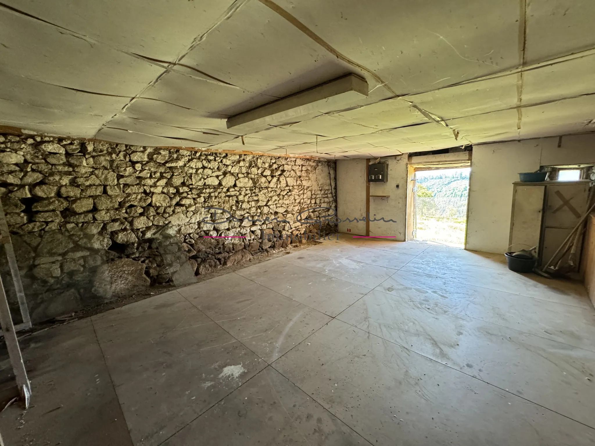 Charmante maison en pierre avec vue dégagée 