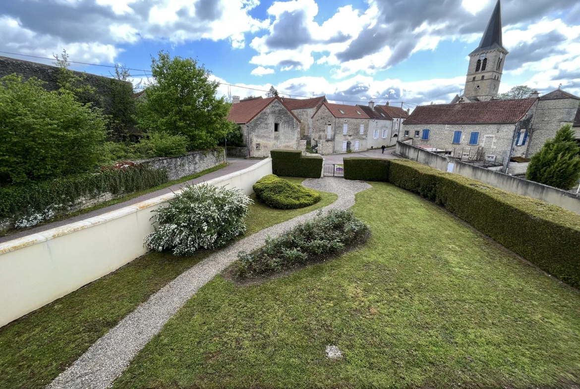 Renovated Farmhouse with 7 Rooms in Montbard 