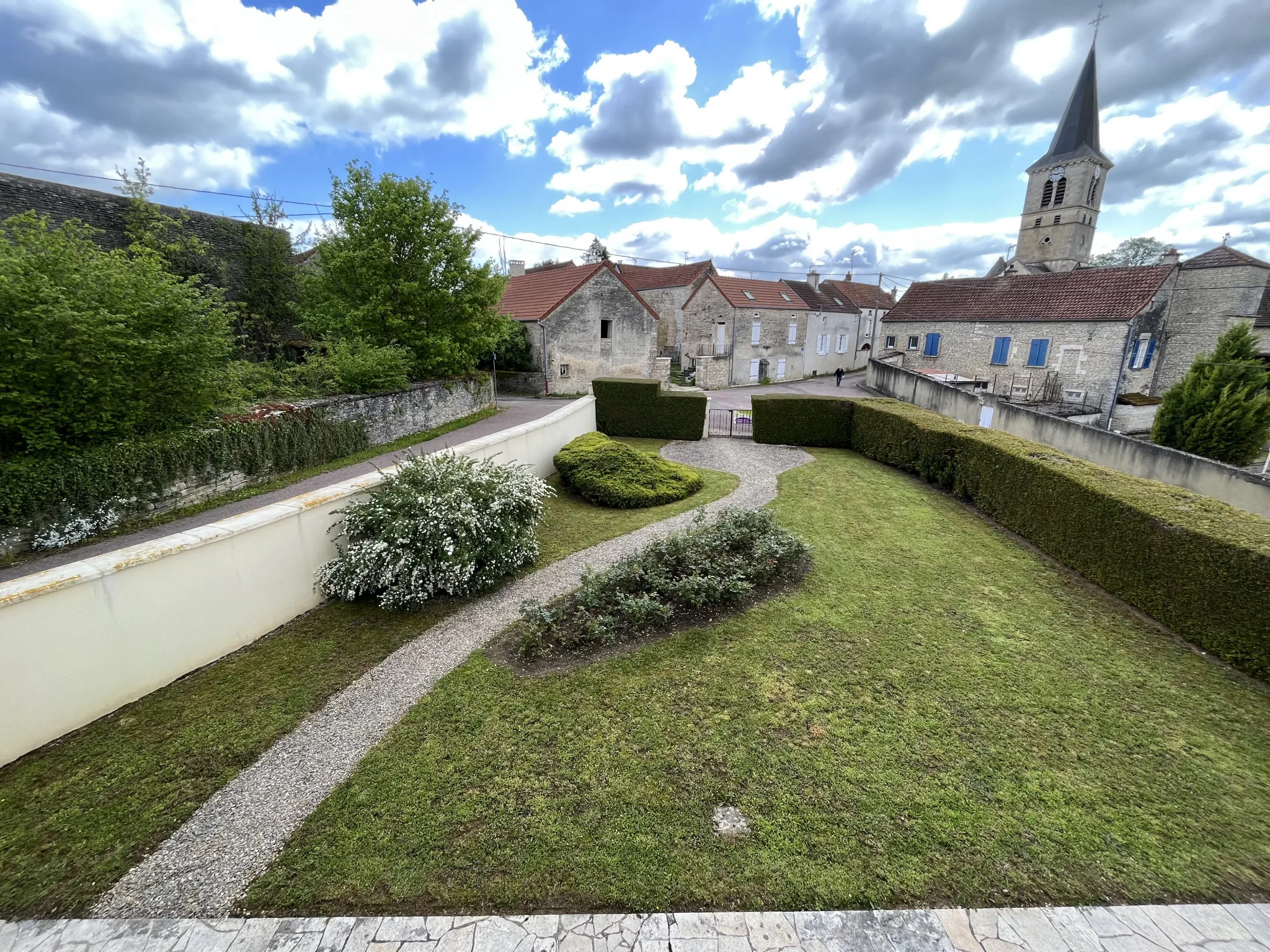 Renovated Farmhouse with 7 Rooms in Montbard 