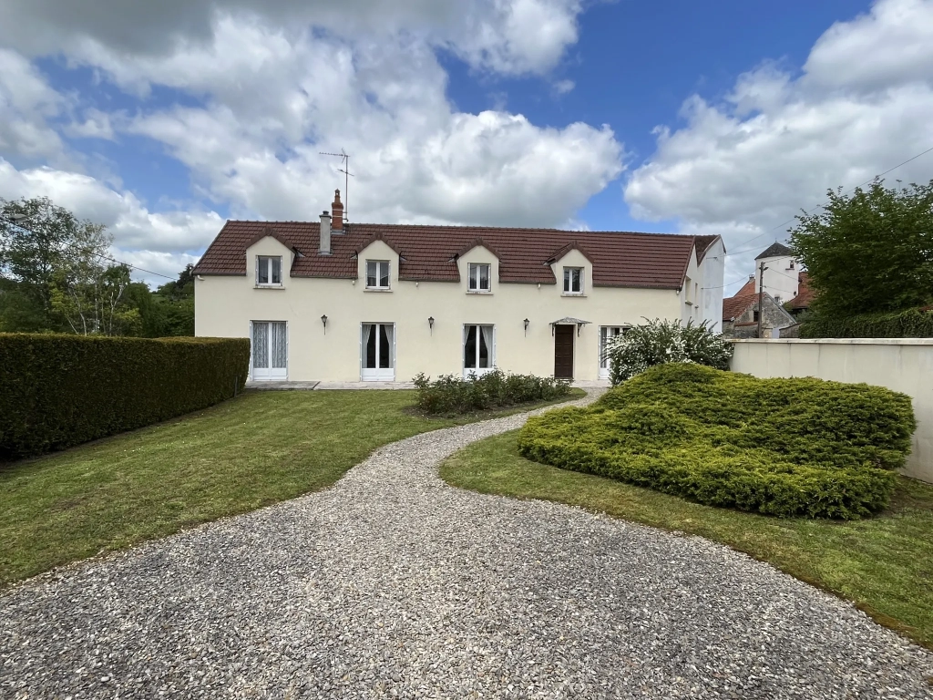 Renovated Farmhouse with 7 Rooms in Montbard