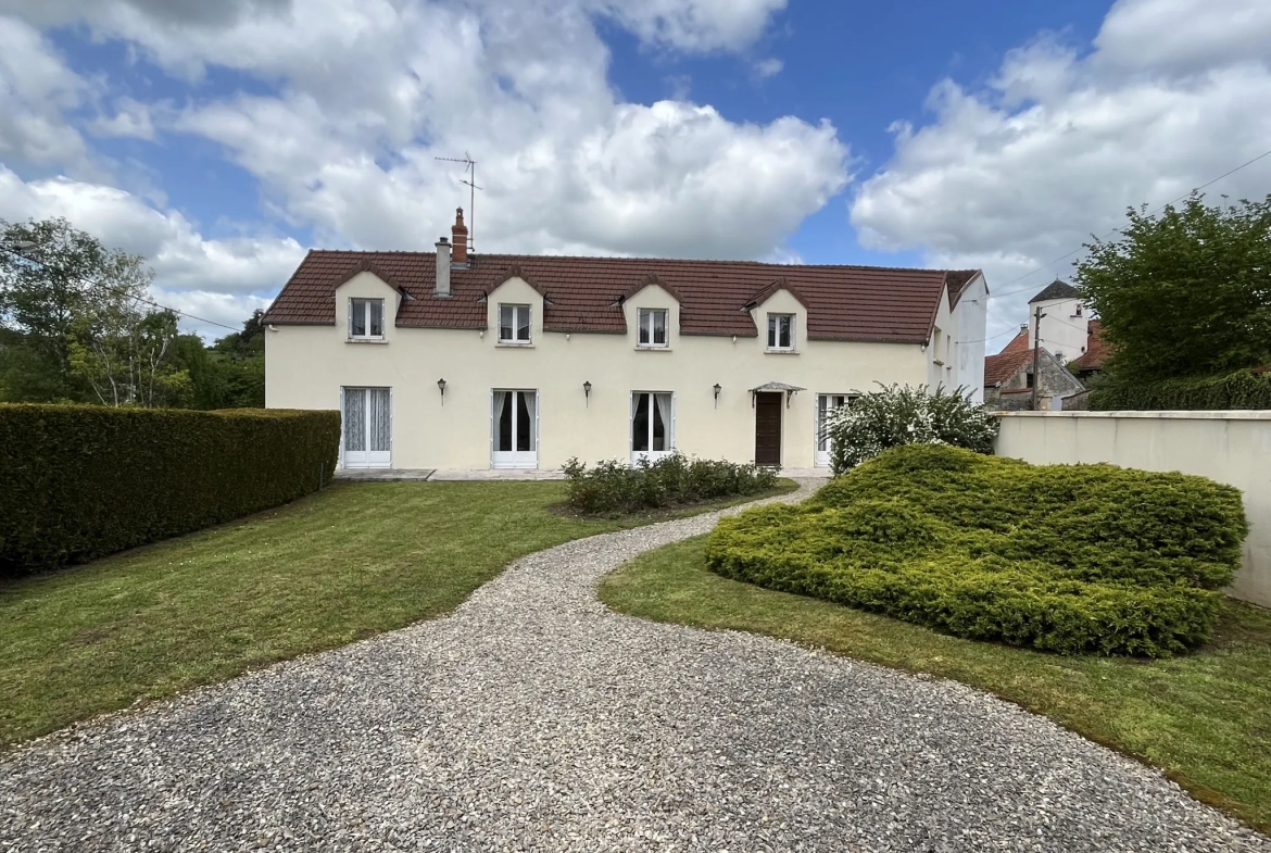 Renovated Farmhouse with 7 Rooms in Montbard 