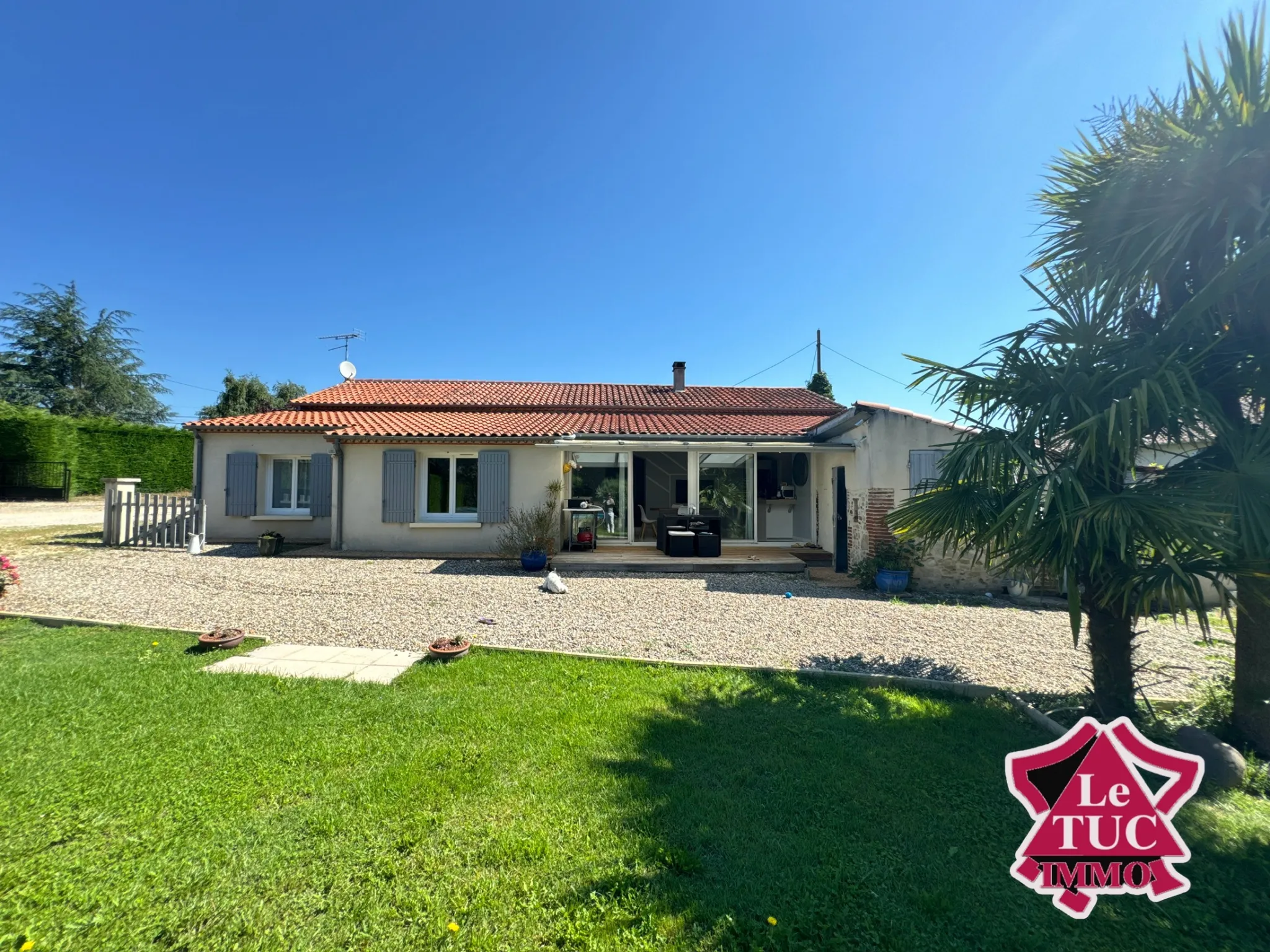 Maison de plain-pied avec piscine et jardin à Villeneuve-sur-Lot 