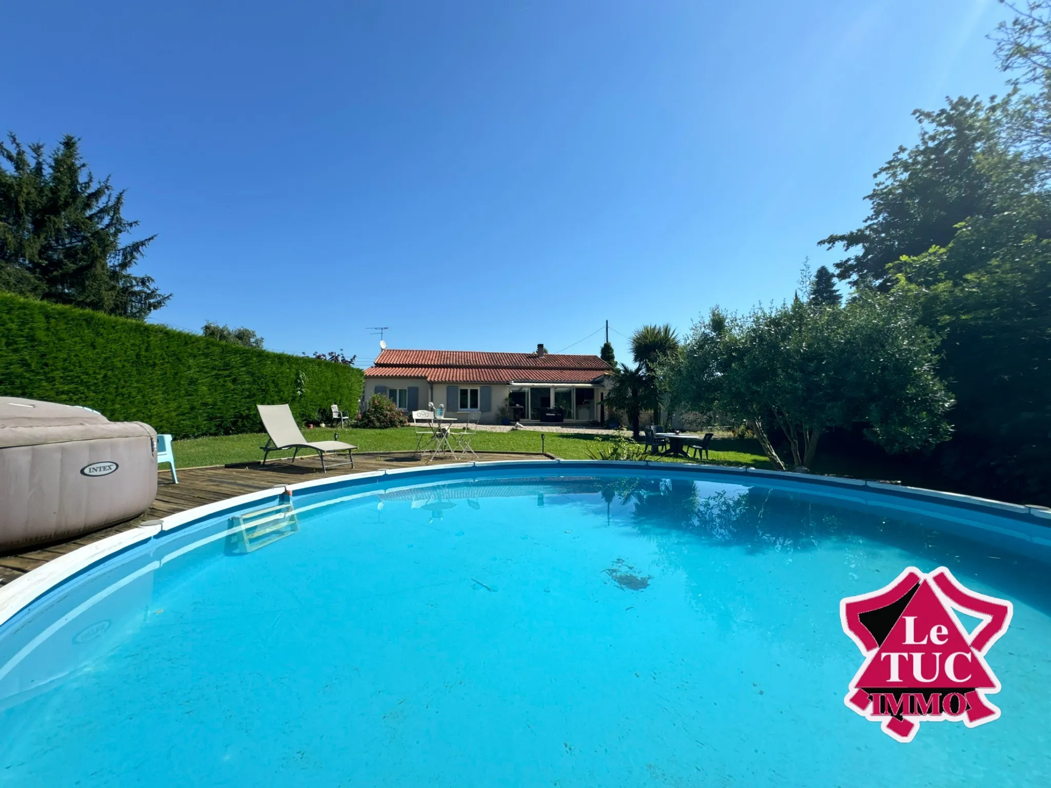 Maison de plain-pied avec piscine et jardin à Villeneuve-sur-Lot 