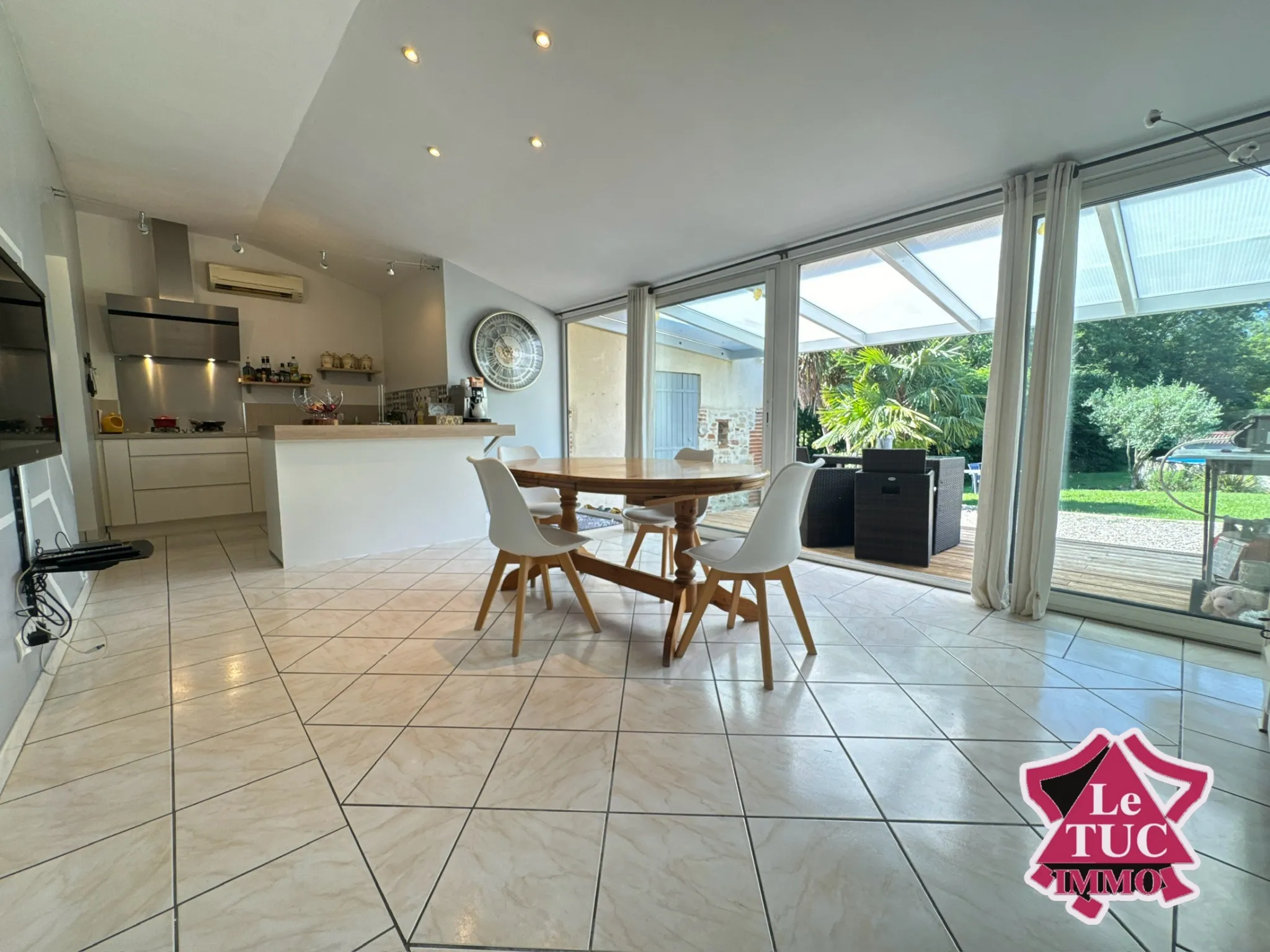 Maison de plain-pied avec piscine et jardin à Villeneuve-sur-Lot 