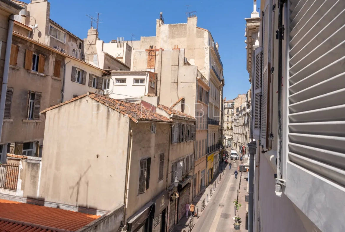 Appartement T3 à Rénover avec Vue sur Toits, Marseille 