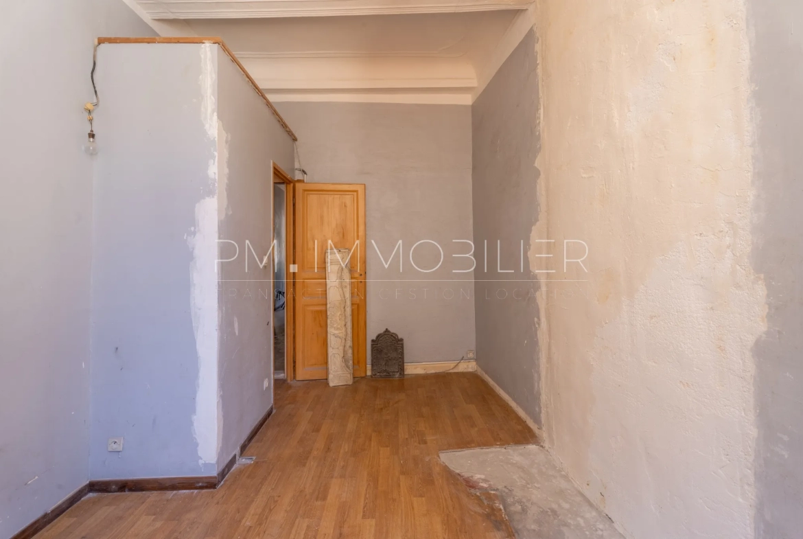 Appartement T3 à Rénover avec Vue sur Toits, Marseille 