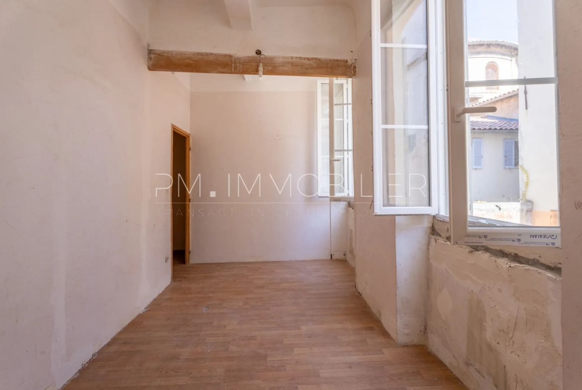 Appartement T3 à Rénover avec Vue sur Toits, Marseille 