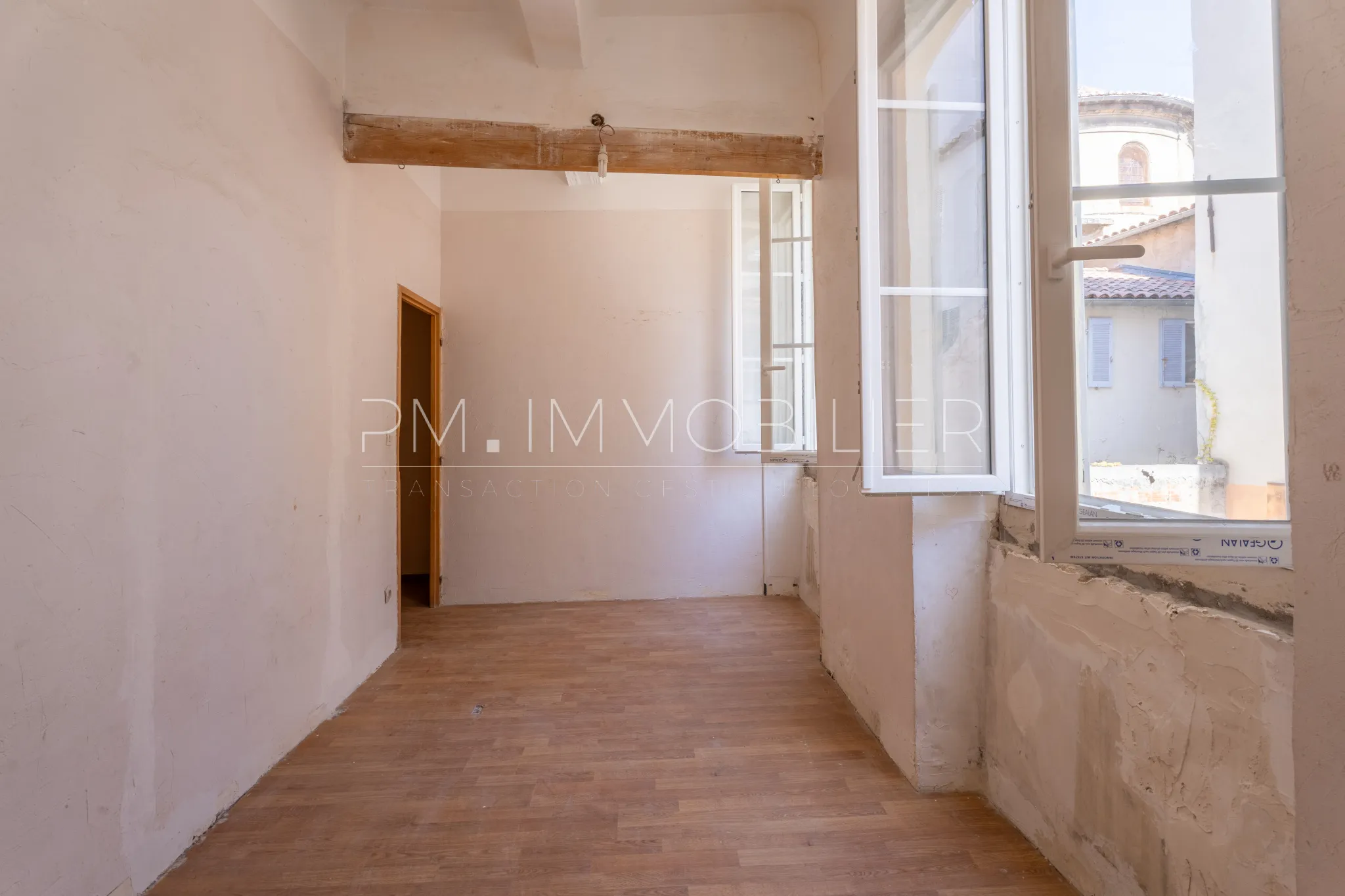 Appartement T3 à Rénover avec Vue sur Toits, Marseille 