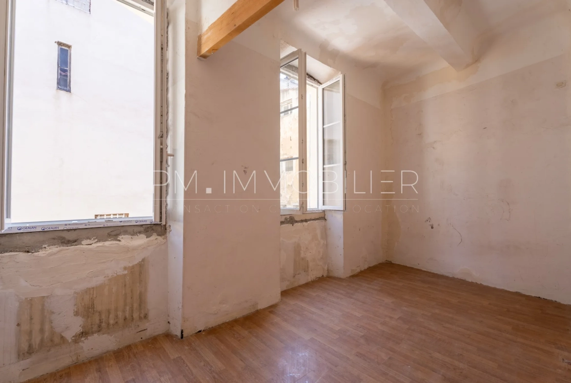 Appartement T3 à Rénover avec Vue sur Toits, Marseille 