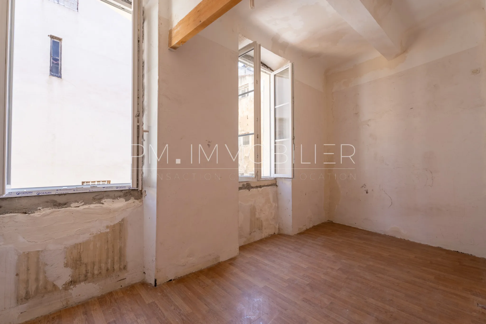 Appartement T3 à Rénover avec Vue sur Toits, Marseille 