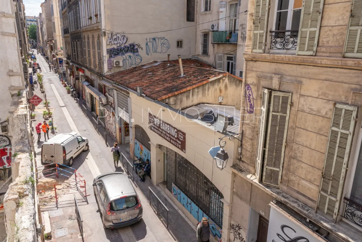 Appartement T3 à Rénover avec Vue sur Toits, Marseille 