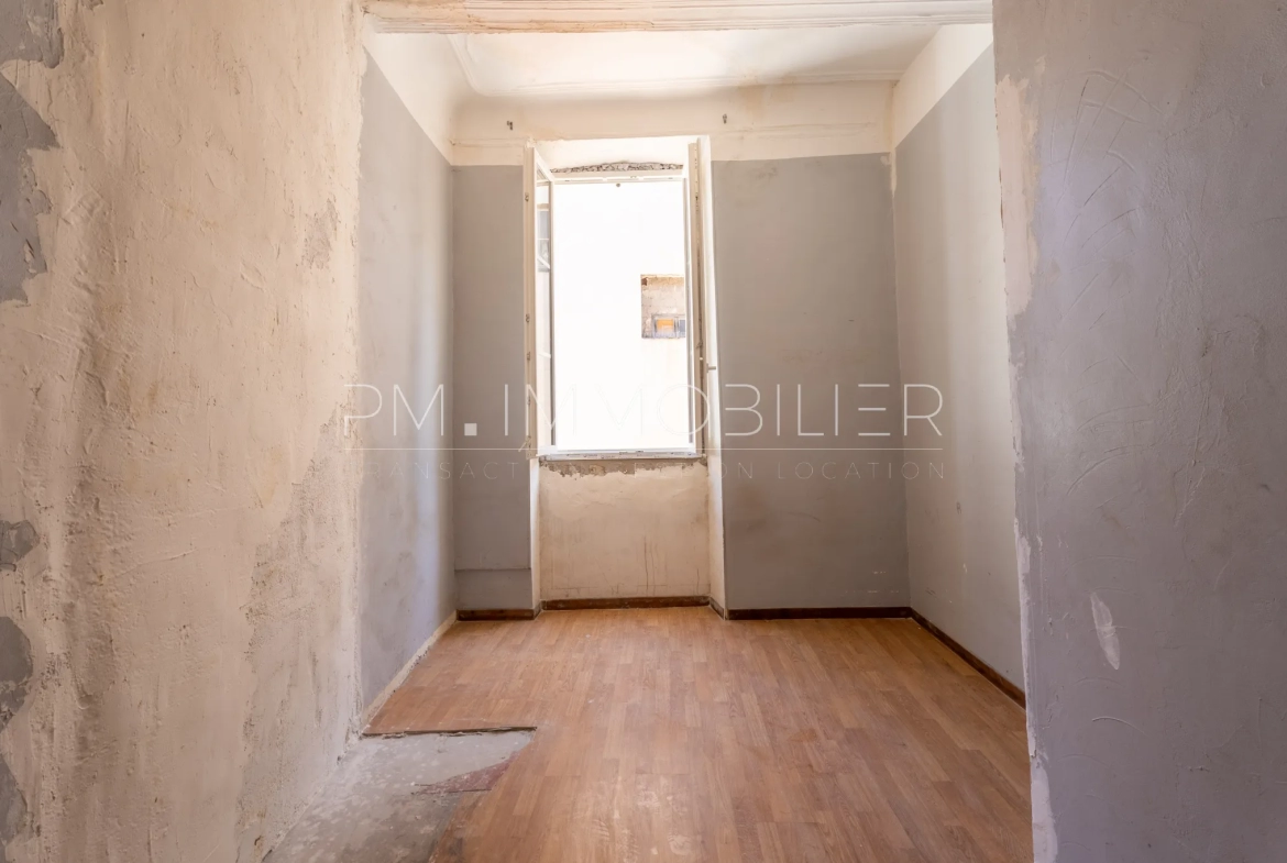 Appartement T3 à Rénover avec Vue sur Toits, Marseille 