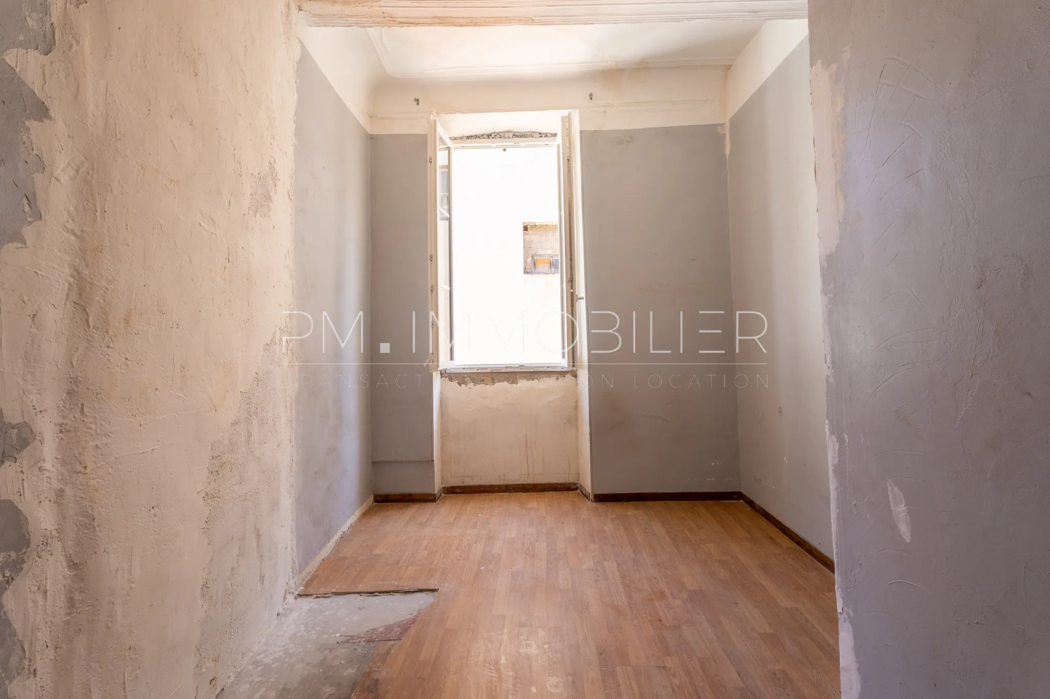 Appartement T3 à Rénover avec Vue sur Toits, Marseille 