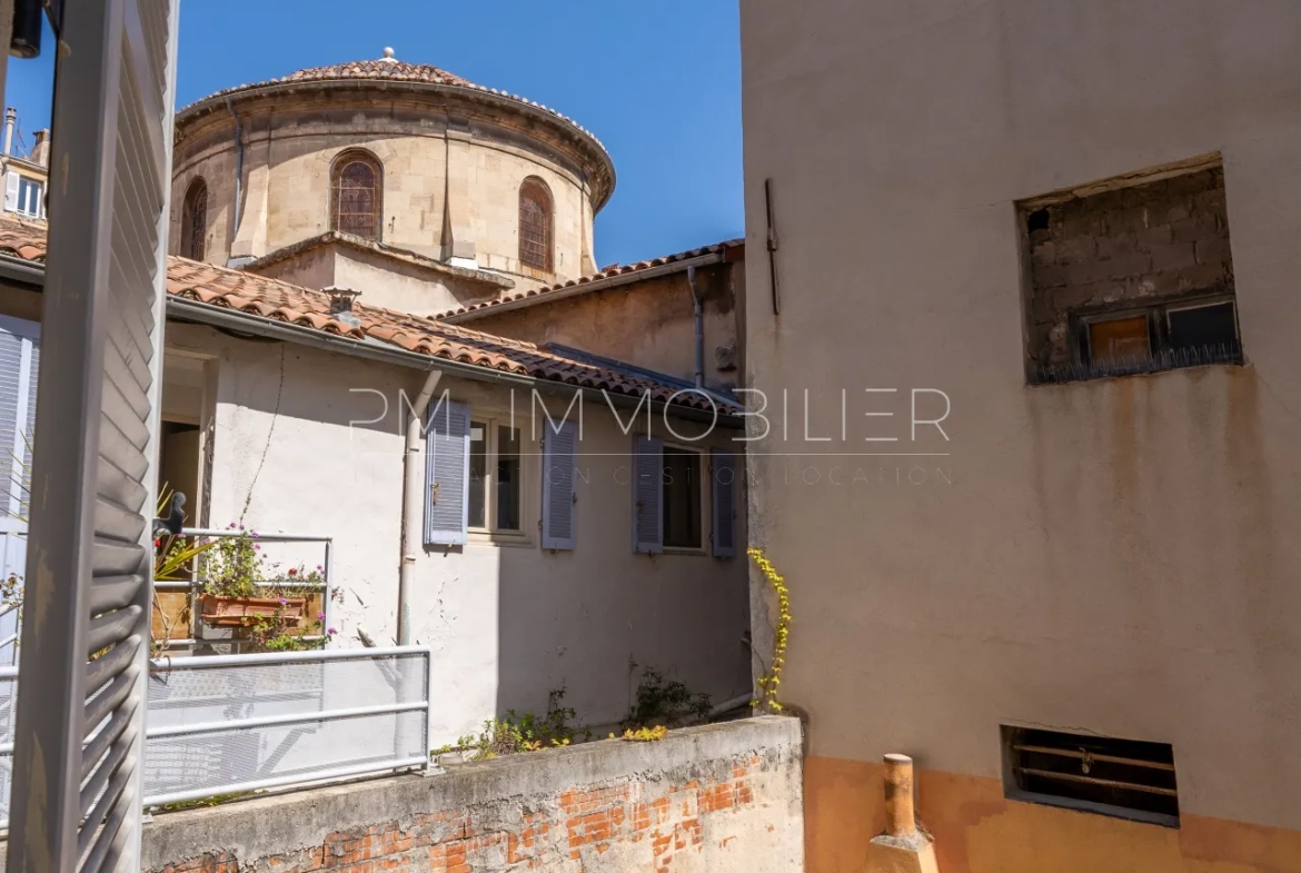 Appartement T3 à Rénover avec Vue sur Toits, Marseille 