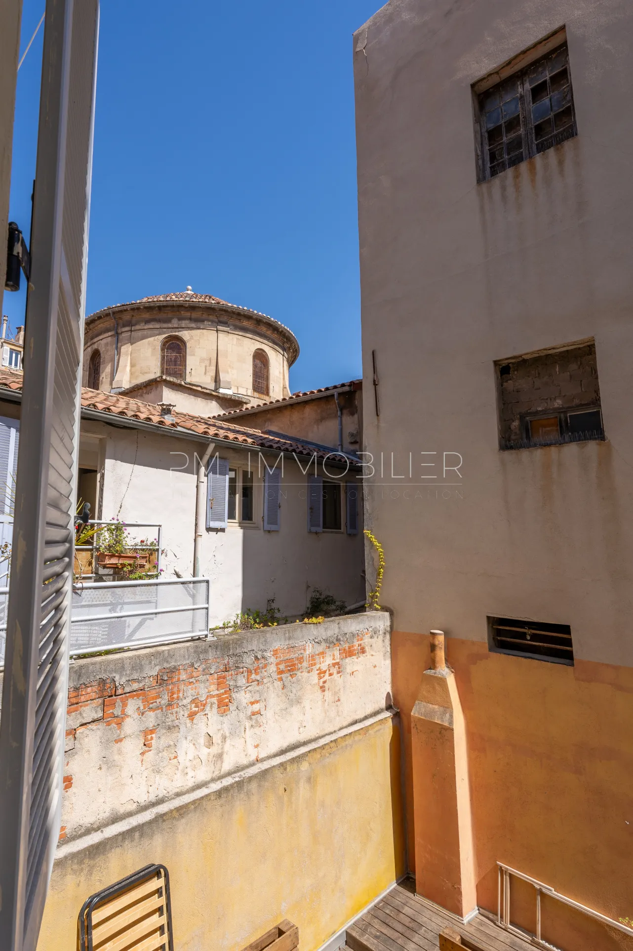 Appartement T3 à Rénover avec Vue sur Toits, Marseille 