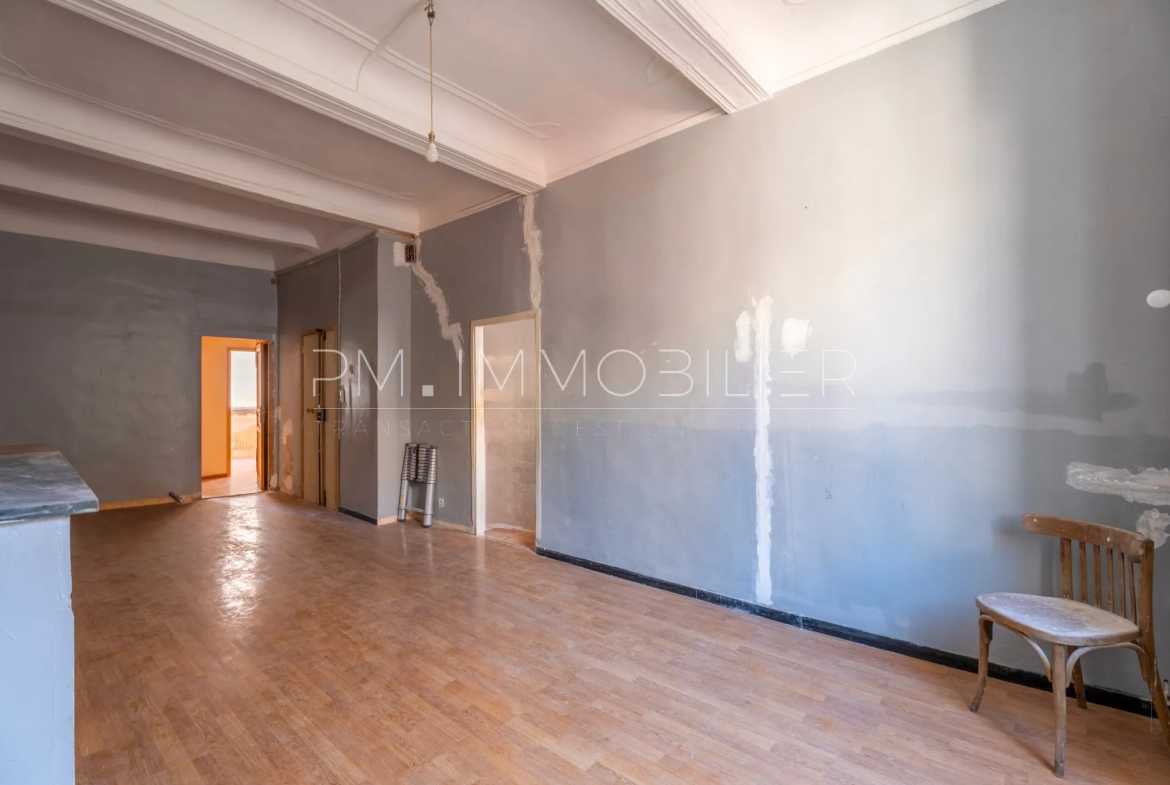 Appartement T3 à Rénover avec Vue sur Toits, Marseille 