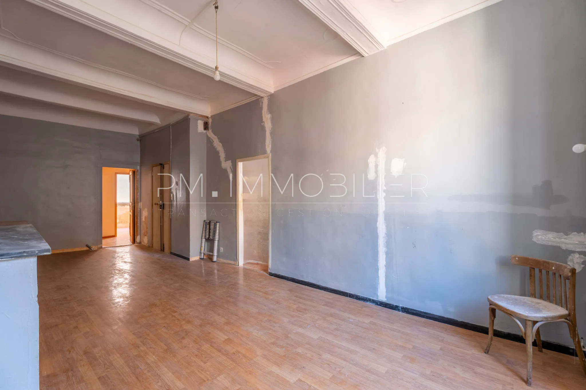 Appartement T3 à Rénover avec Vue sur Toits, Marseille 