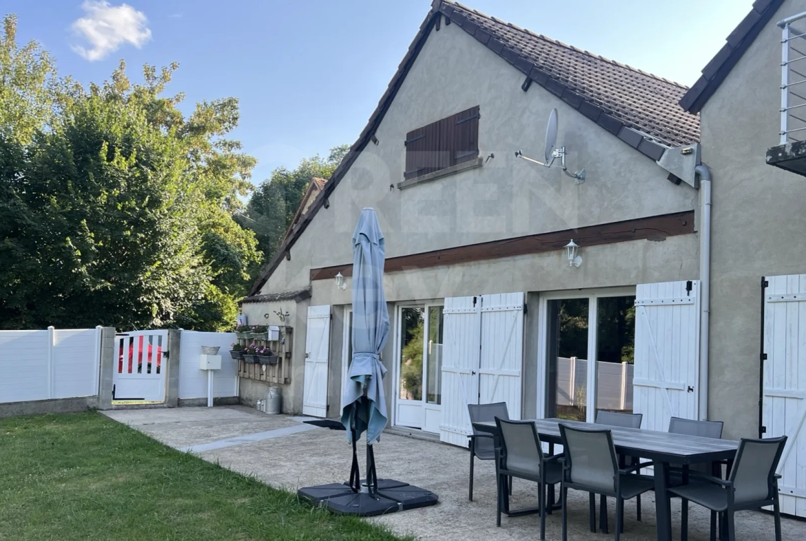 Maison rénovée de 166 m2 à Treigny avec jardin 