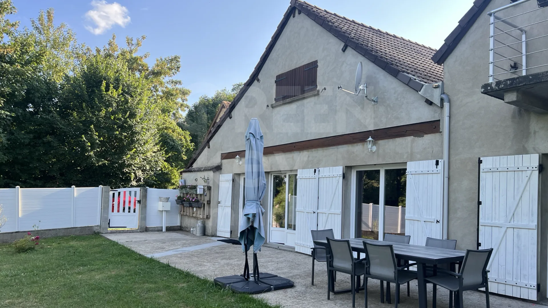 Maison rénovée de 166 m2 à Treigny avec jardin 