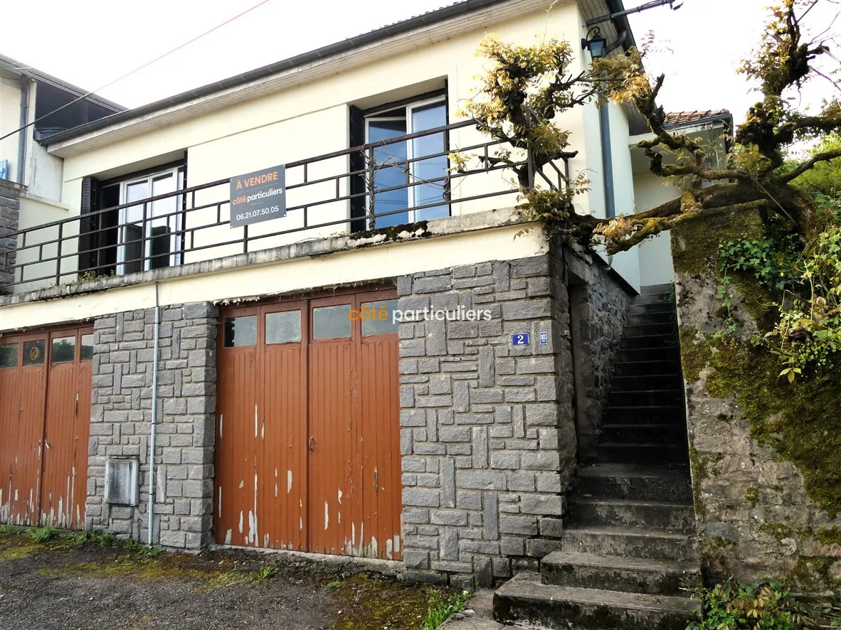 Maison de ville avec jardin et garages à Tulle 