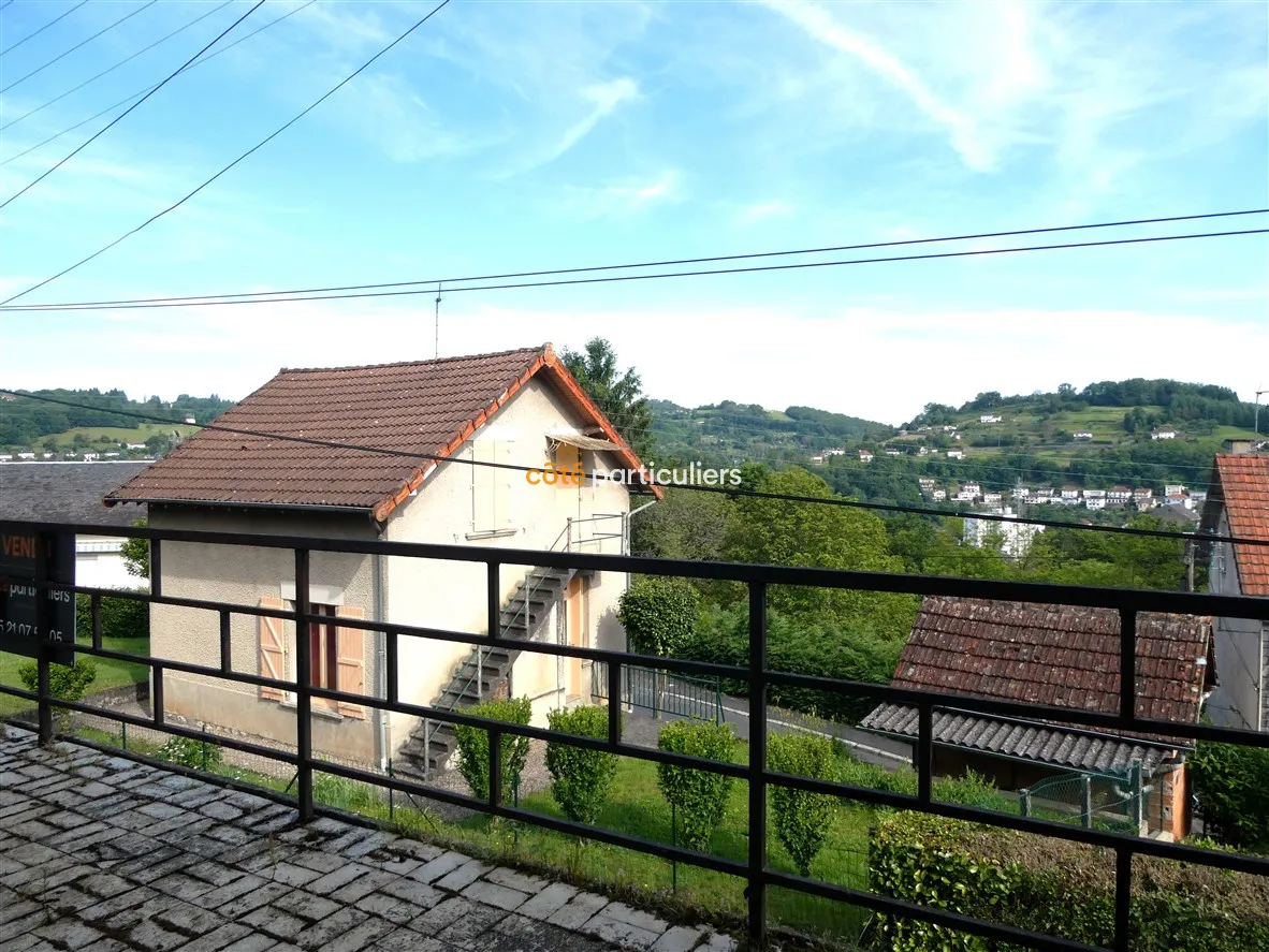 Maison de ville avec jardin et garages à Tulle 