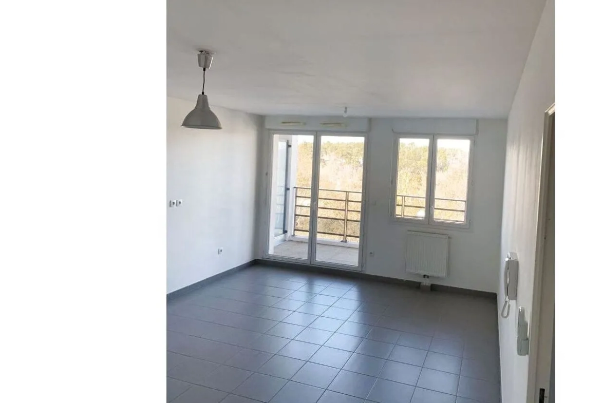 Bel Appartement Type 2 avec Balcon et Parking à Peypin 