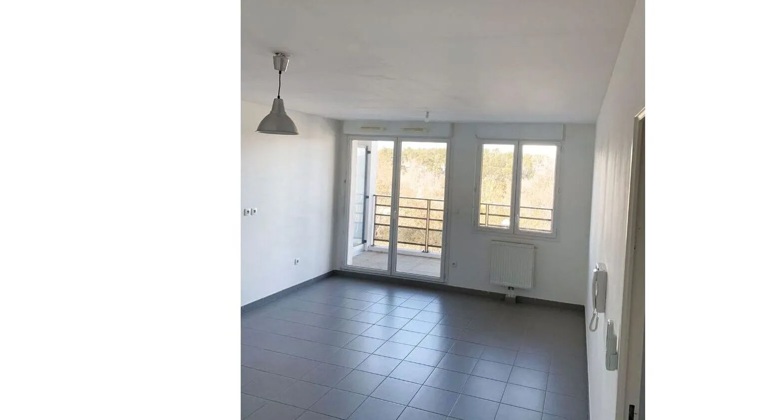 Bel Appartement Type 2 avec Balcon et Parking à Peypin 