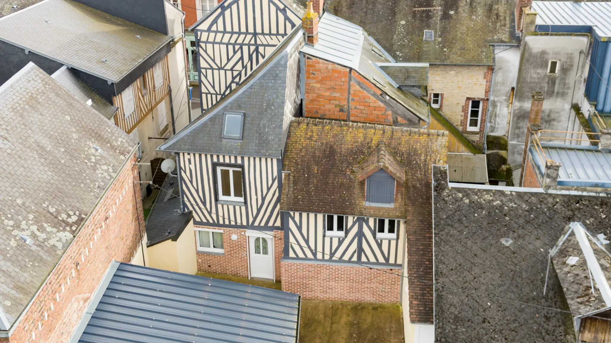 Maison de ville avec 6 box à Livarot 