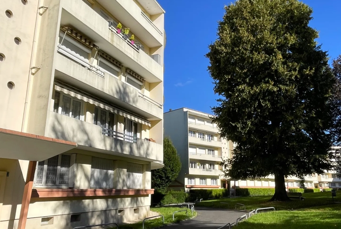 Appartement 1er étage sur parc arboré à St Quentin 