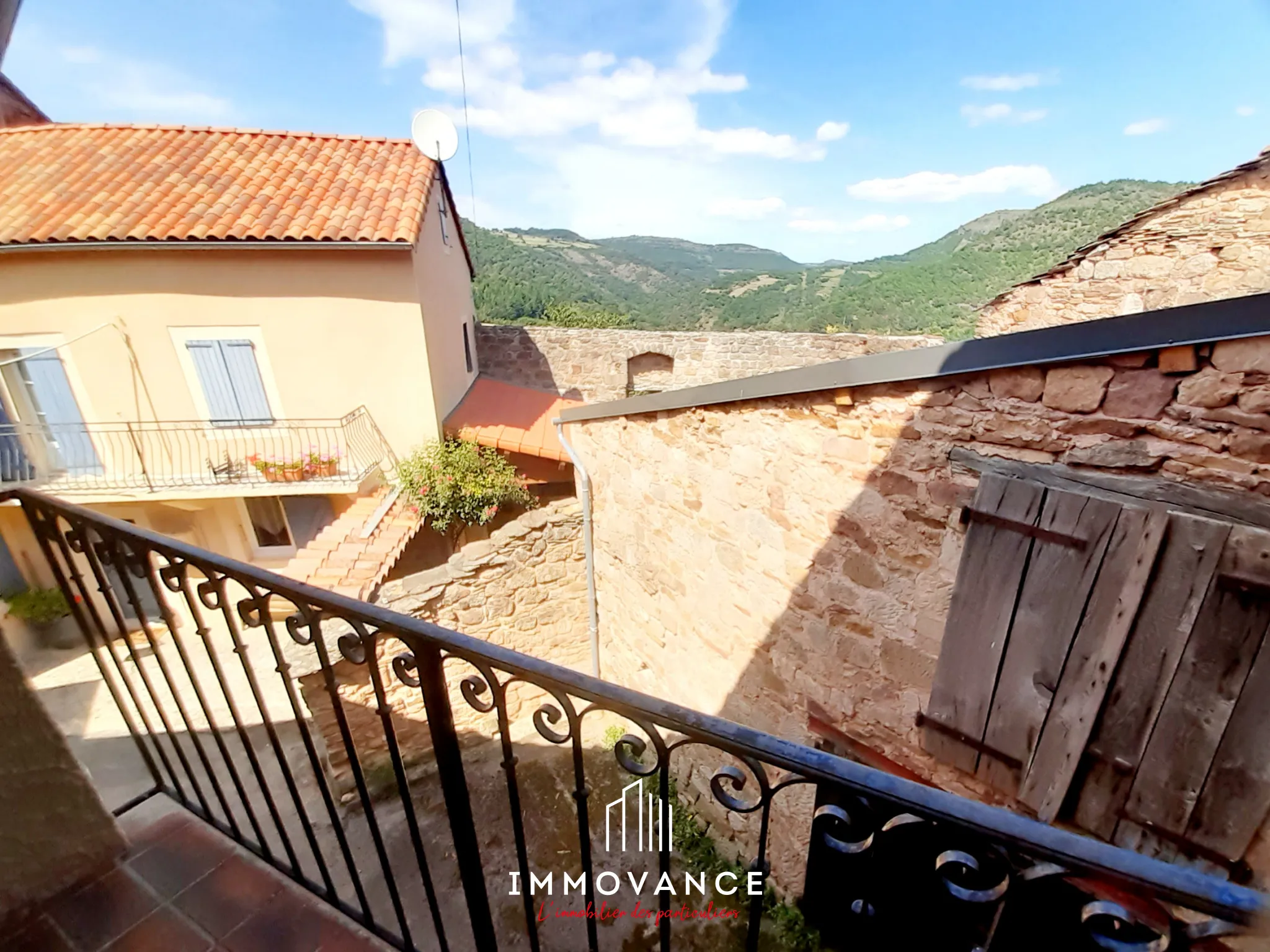 Maison de village en pierre avec vue sur la vallée à Montjaux 