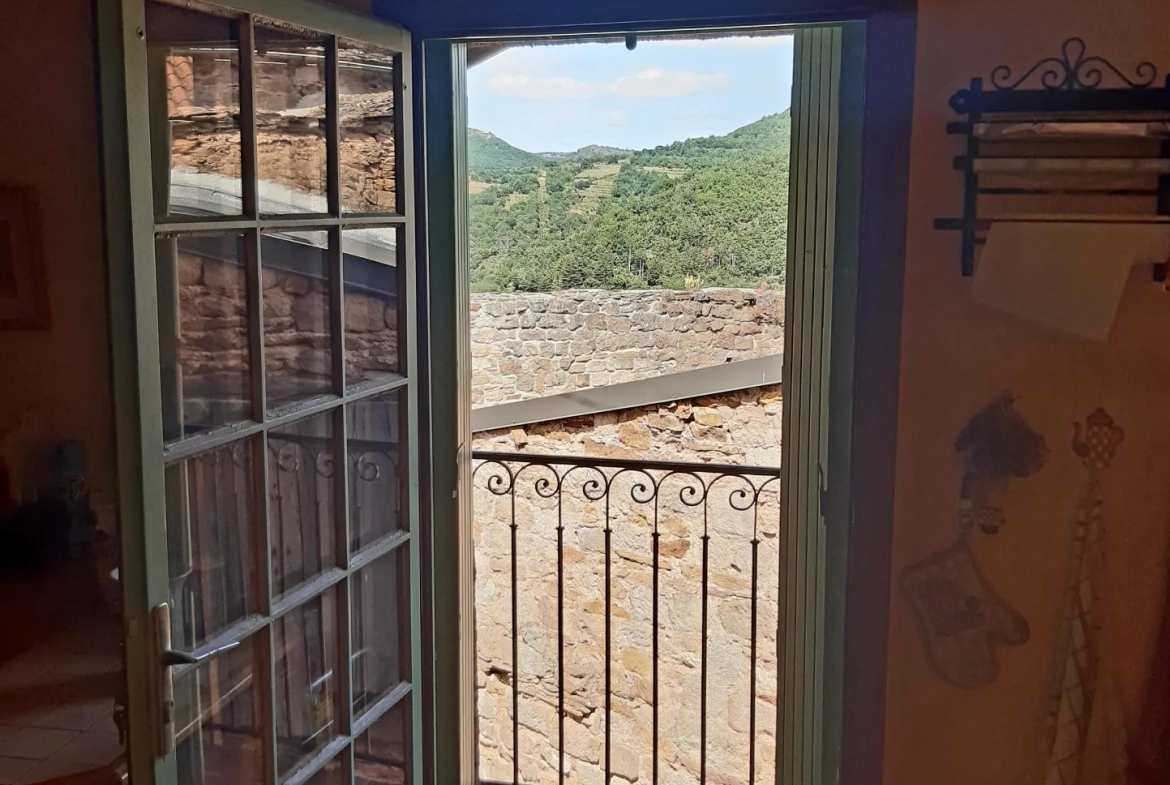 Maison de village en pierre avec vue sur la vallée à Montjaux 