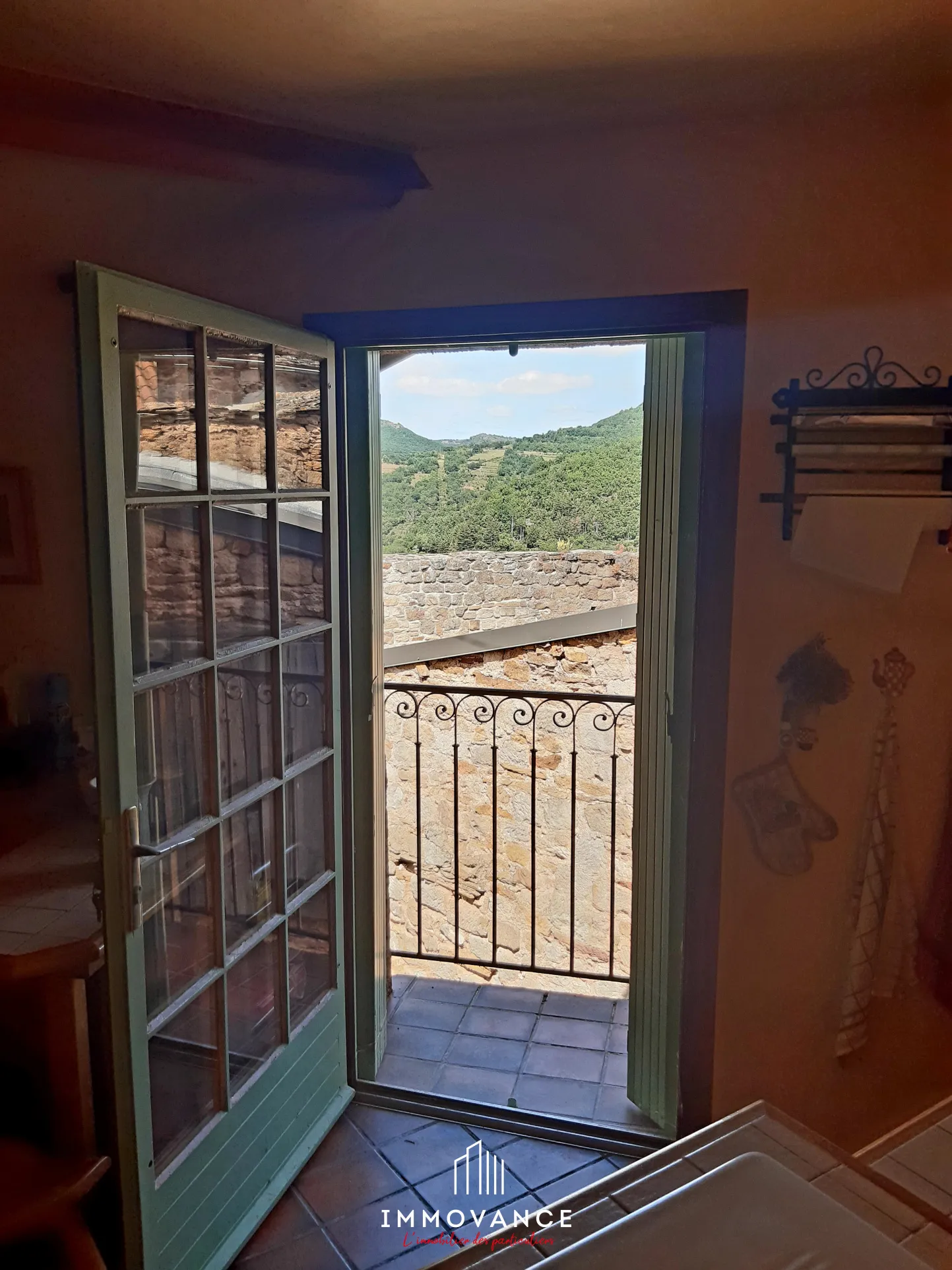 Maison de village en pierre avec vue sur la vallée à Montjaux 